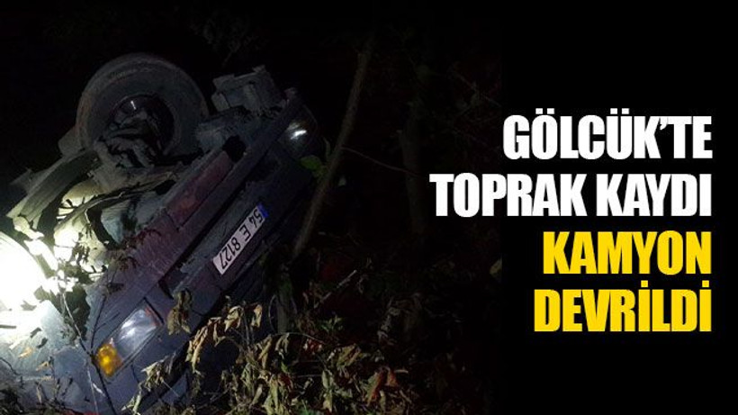 Gölcük’te toprak kaydı, kamyon devrildi
