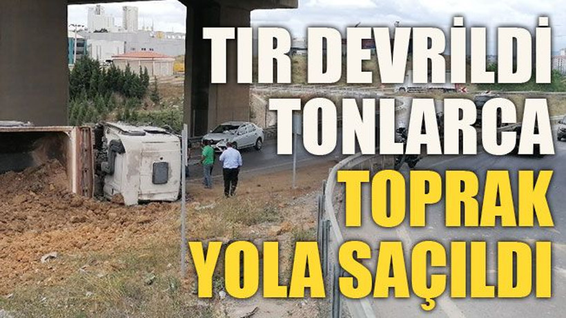 Viraja hızlı giren tır devrildi tonlarca toprak yola saçıldı