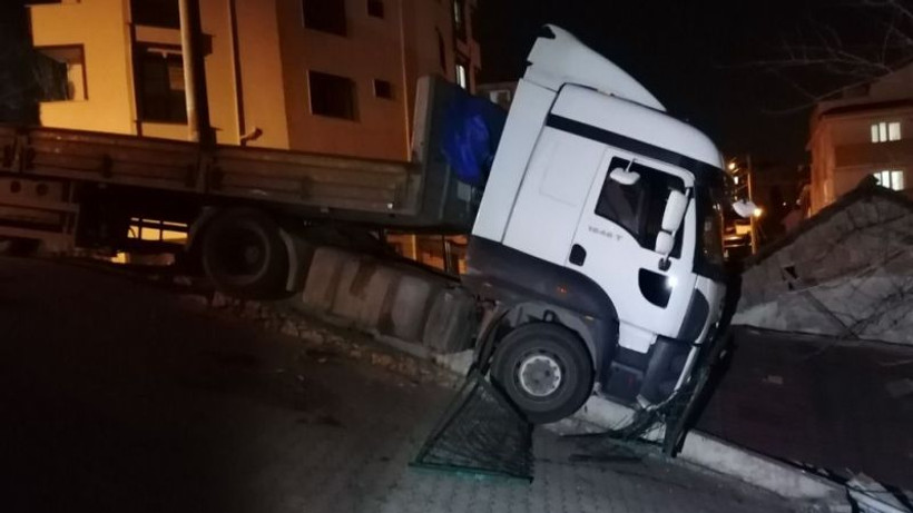 Freni boşalan tır eve çarptı