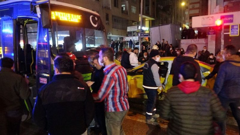 Özel halk otobüsü ile ticari taksi çarpıştı: 3 yaralı
