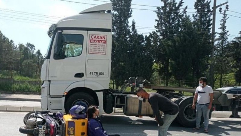 Motosikletli kurye ters yöne giren tırla çarpıştı!