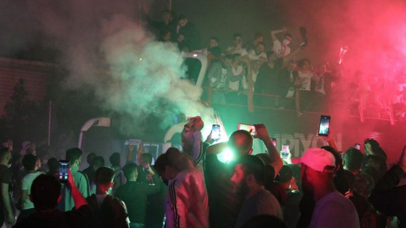 Kocaelispor şampiyonluk kupası ile şehir turu attı