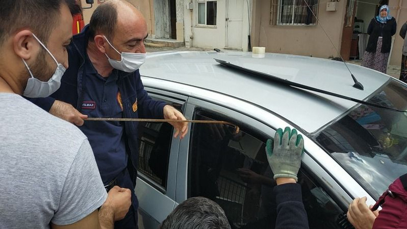 Kendisini arabaya kilitleyen sevimli bebek ekipleri harekete geçirdi