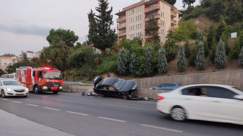 Tırı sollamak isterken bariyerlere çarptı: 2 yaralı