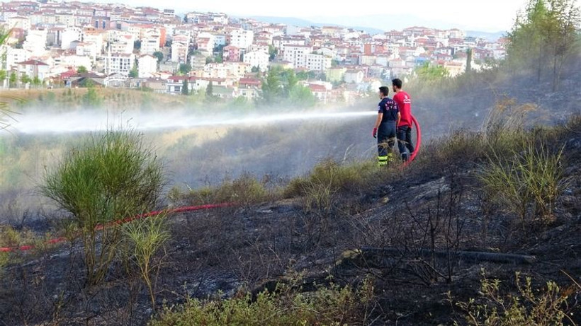Polis ekipleri ellerinde küreklerle yangın söndürdü