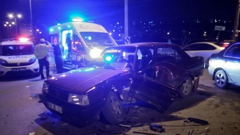 3 kişinin yaralandığı kazada araçtan içki şişeleri çıktı