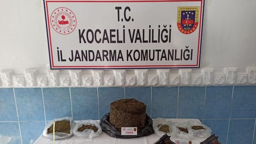 Şüpheli araçtan uyuşturucu ve silah çıktı