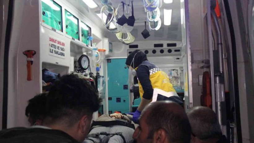 İki otomobil sürüklenip tıra çarptı!