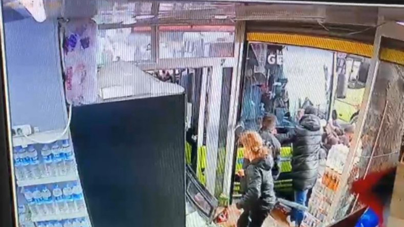 3 kişinin otobüsün altında sıkıştığı kaza anı güvenlik kameralarına böyle yansıdı