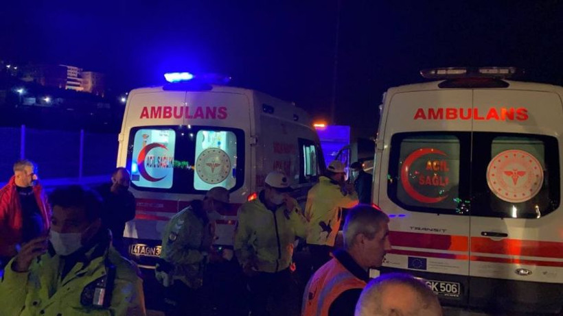 Bariyere çarpan otomobil ile hafif ticari araç çarpıştı: 3 yaralı