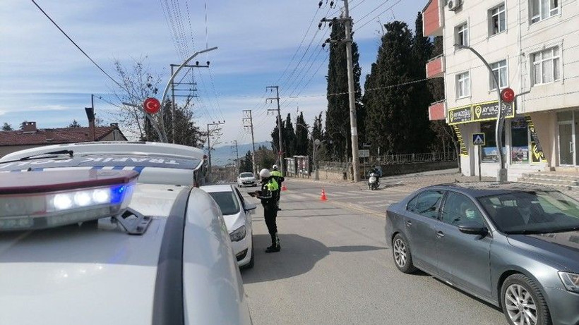 Aracının cam filmlerini elleriyle söktü