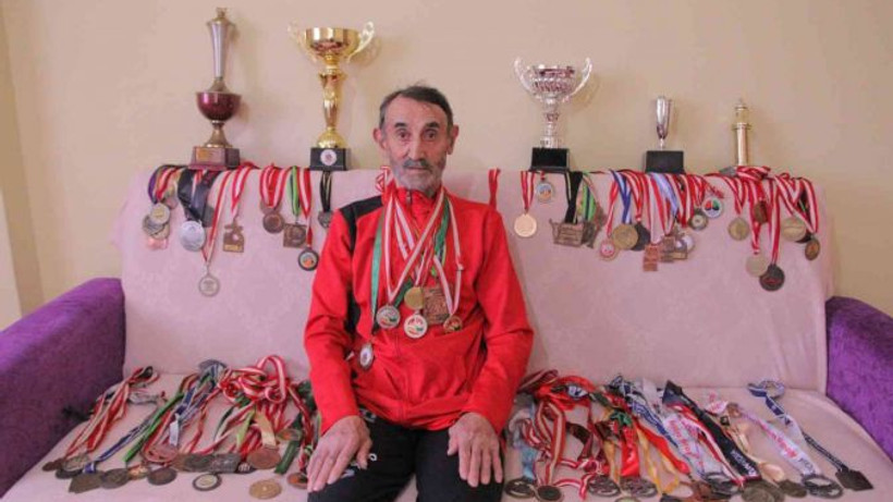 77 yaşındaki Murat Altun’un spor azmi, bir oda dolusu madalyası var
