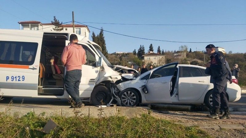 Otomobil işçi servisine ok gibi saplandı: Yaralılar var!