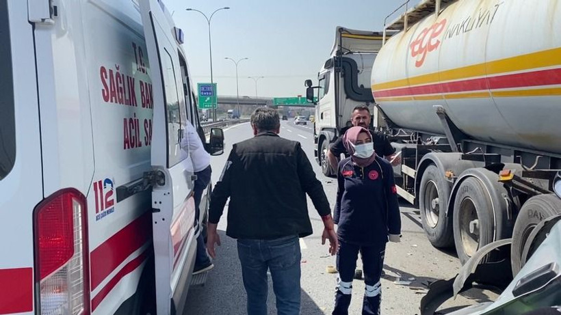 TEM’de 3 araç birbirine girdi, sürücü kamyonette sıkıştı