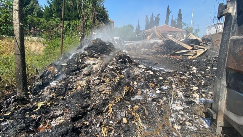 Geri dönüşüm deposu alevlere teslim oldu