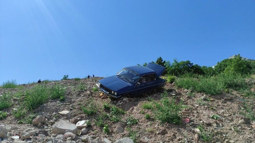 Dik rampadan yol kenarına uçtu!