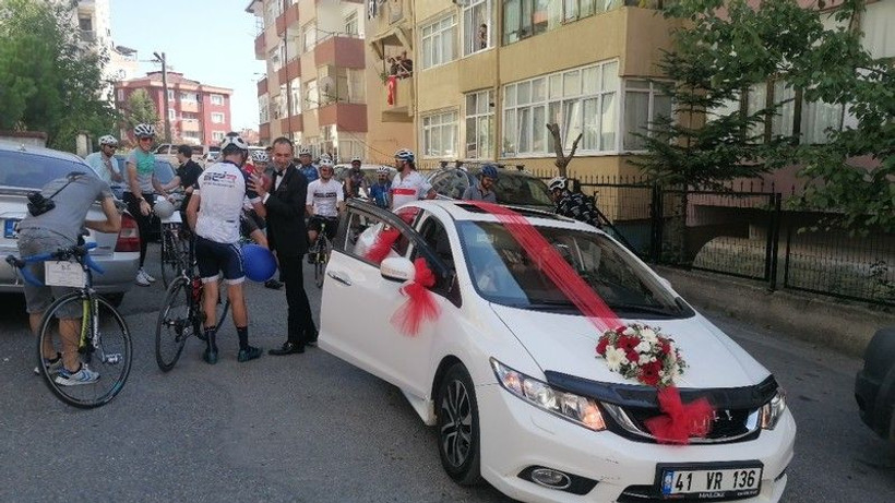 Bisikletli düğün konvoyu