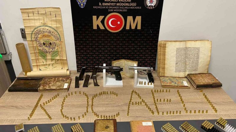 Durdurulan araçta 10 adet tarihi eser niteliğinde kitap bulundu
