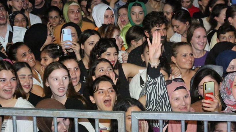 Zafer coşkusu, Manuş Baba ile Gölcük'ü sardı!