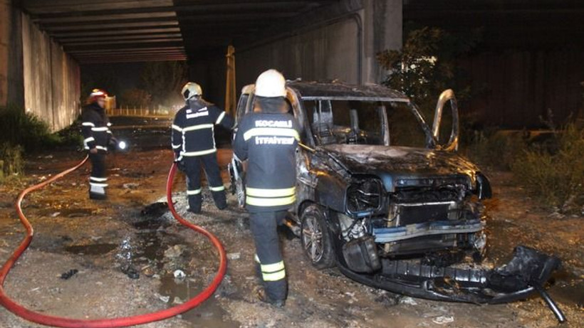 Terk edilen araç alev topuna döndü