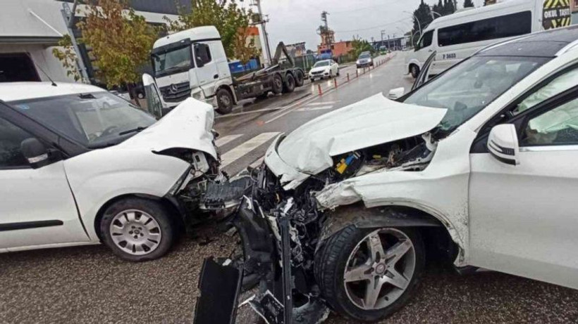 Otomobil ve hafif ticari araç kafa kafaya çarpıştı: Yaralılar var!