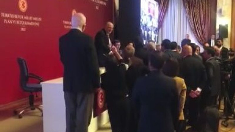 CHP milletvekilleri kürsüyü işgal etti