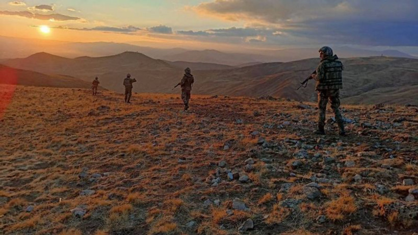 Suriye ve Yunanistan'a yasa dışı yollarla geçmeye çalışan 8 kişi yakalandı