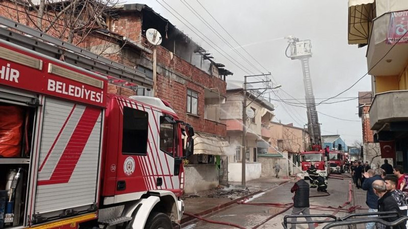 3 katlı binada korkutan yangın