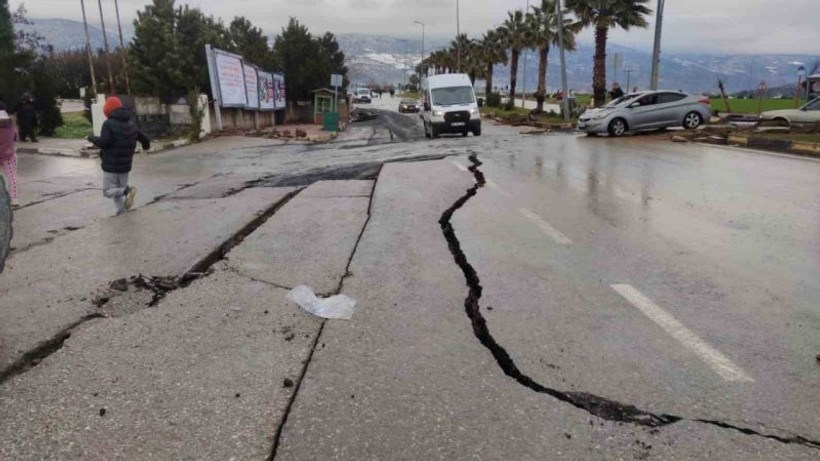 Hastane bahçesi ve yoldaki asfalt böyle ayrıldı