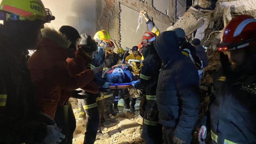İspanyol ekip, baba ve kızı 69 saat sonra enkazdan çıkardı