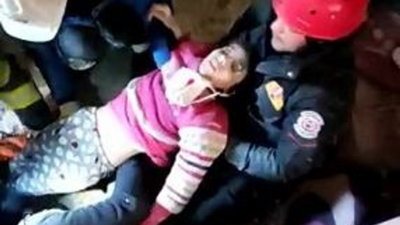 Hatay’da 11 ve 13 yaşındaki iki kız kardeş 131 saat sonra sağ olarak kurtarıldı