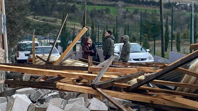 Borç alarak yaptırdığı çatısı uçtu, gözyaşlarına boğuldu