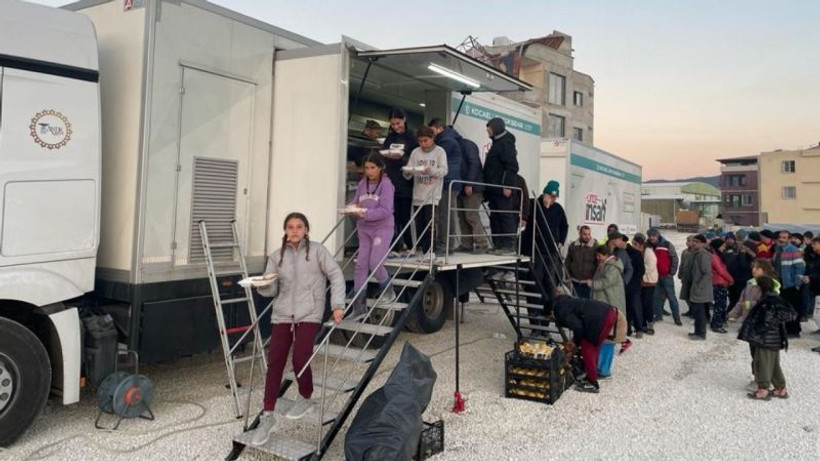 Mobil afet tırında günde 15 bin ekmek üretiyorlar