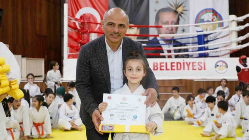 Körfez’de 100 sporcuya yeni kuşak