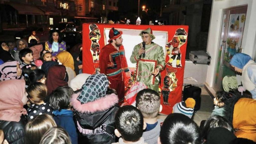 Körfezli çocuklar Hacivat-Karagöz ile eğlendi