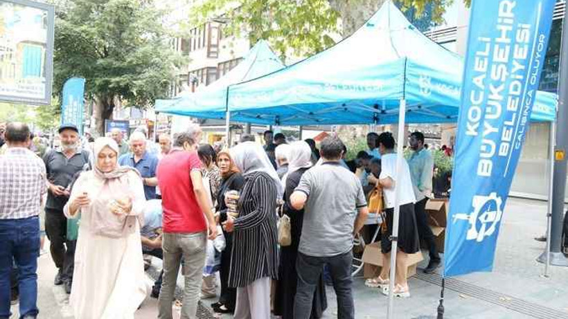 Cumhuriyet Bulvarında vatandaşlara aşure ikramı yapıldı
