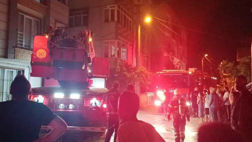 Çatı yangını bina sakinlerince söndürüldü