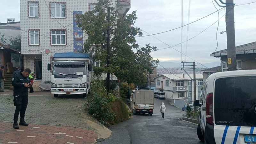Su giderini temizlemek için çıktığı çatıdan düştü