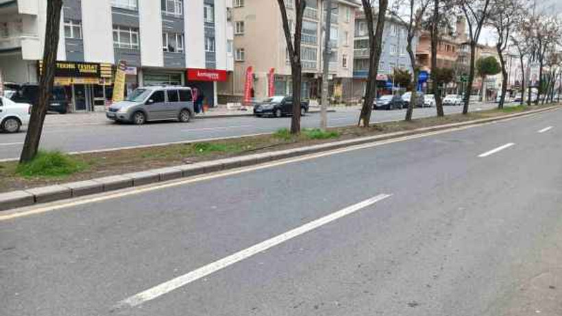 Kontrolünü kaybettiği aracıyla ağaca çarpıp ağır yaralanan sürücü kamerada