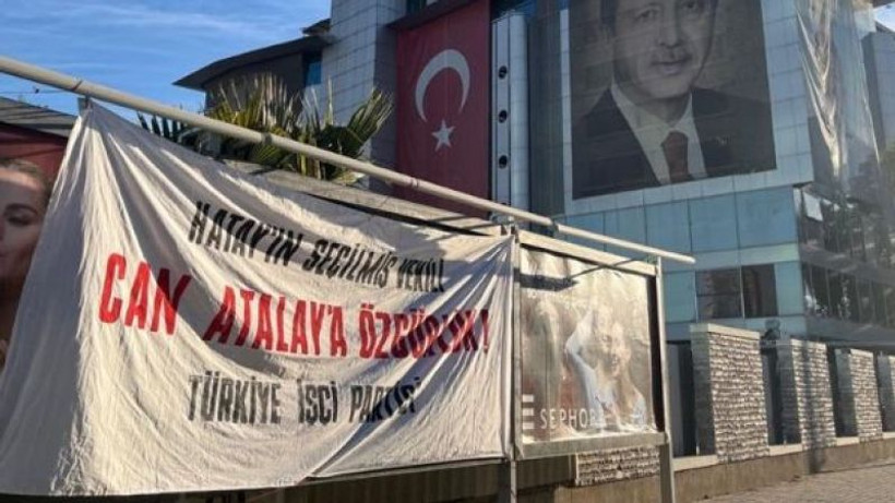 AKP il binası önüne Can Atalay pankartı astılar