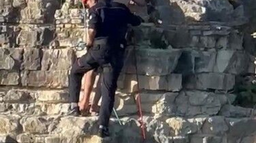 Denize atlamak için tırmandılar falezde mahsur kaldılar!