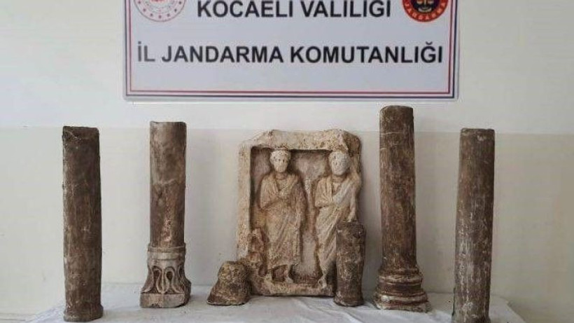 Roma dönemine ait heykel ve sütunlar evden çıktı