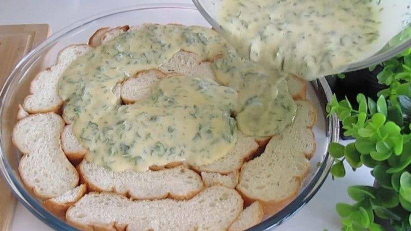 Bayat ekmekleri değerlendirin. 1 tepsi dolusu börek yapmanın en kolay yolu