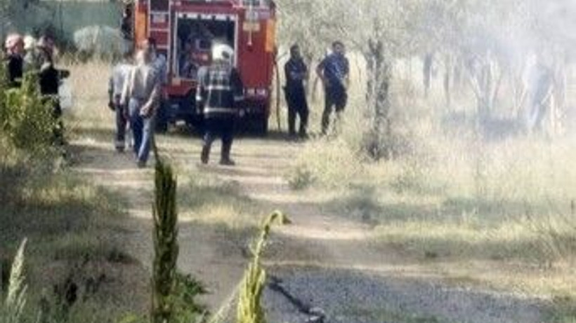 Ahşap evde çıkan yangını hortumla söndürmeye çalışsa da başarılı olamadı