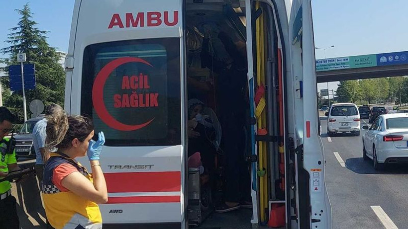 İzmit'te içinde anne ve bebek olan ambulans kazaya karıştı