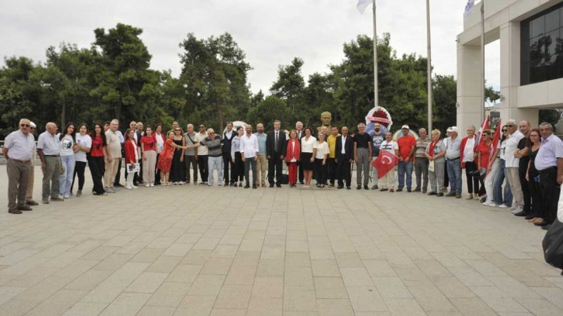 STK’lardan alternatif çelenk sunma töreni