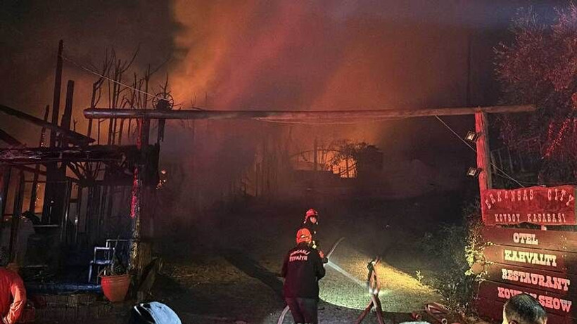 Kocaeli’deki kovboy kasabası alev alev yandı