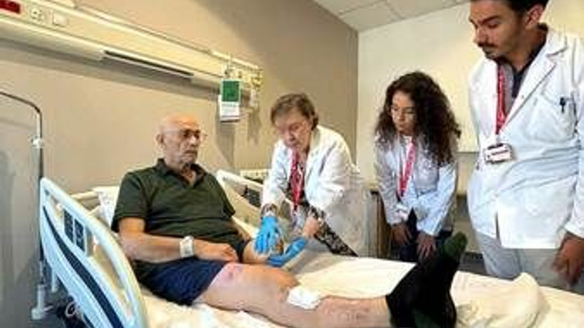 Depremzede emekli öğretmen protezle ayağa kalktı
