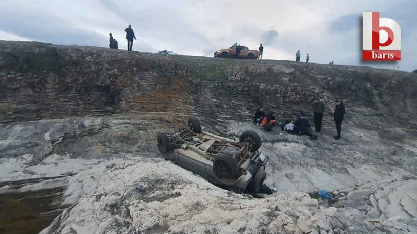 Akıl almaz kaza! Fren yerine gaza bastı, kayalıklardan uçtu
