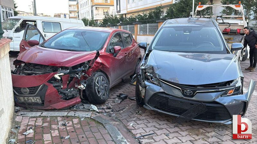 Kocaeli'de iki otomobil çarpıştı! Yaralılar var...